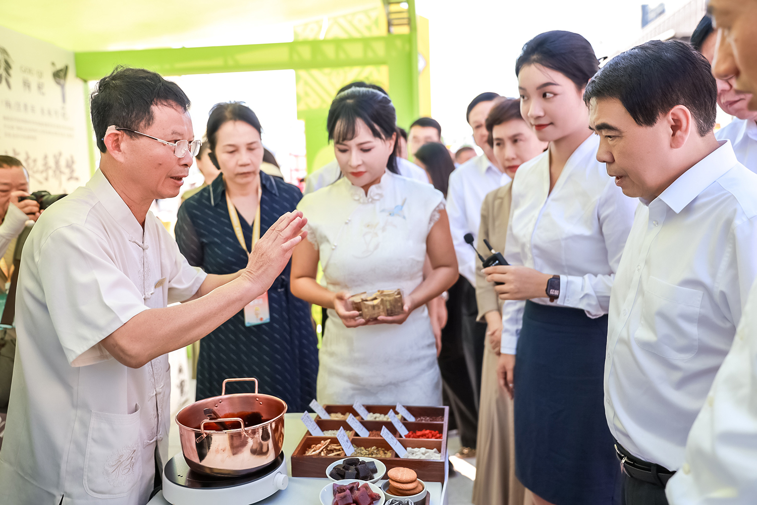 百年膏遗集团亮相第四届湖南非遗博览会，荣获湖南省人民政府副省长蒋涤非高度赞赏！